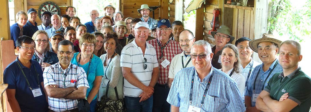 Des représentants du gouvernement parlent à de vrais producteurs lors d’une tournée des exploitations agricoles de la région d’Ottawa sur la protection des cultures