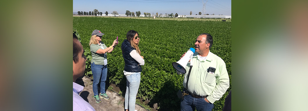 Tour leader Esteban Macías describes crop protection practices at Grupo U facility.